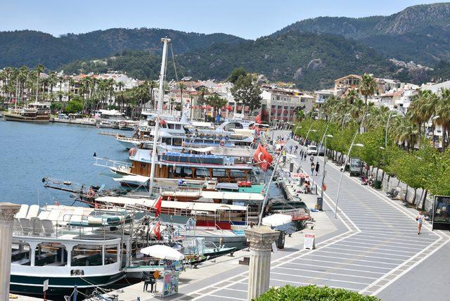 Afrika sıcakları Marmaris'te sokakları boşalttı, plajları doldurdu