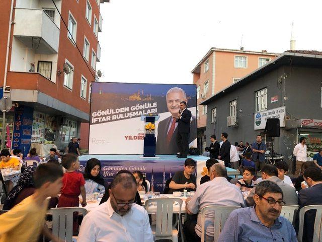 Sultanbeyli’nde binlerce vatandaş Gönül Sofraları’nda iftarını açtı