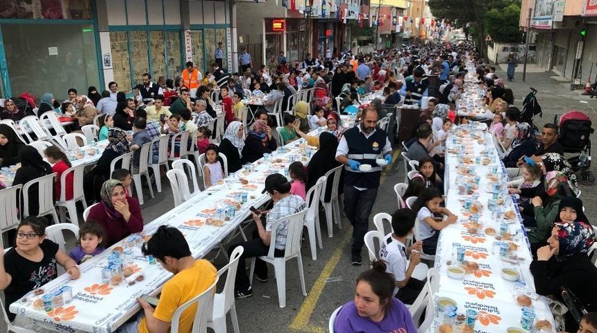Sultanbeyli&rsquo;nde binlerce vatandaş G&ouml;n&uuml;l Sofraları&rsquo;nda iftarını a&ccedil;tı