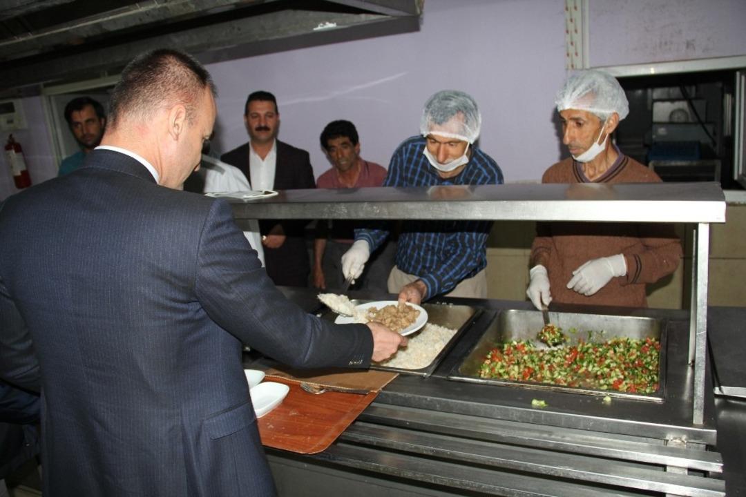 Ağrı Milli Eğitim M&uuml;d&uuml;r&uuml; Tekin, &ouml;ğrencilerle birlikte iftarını a&ccedil;tı
