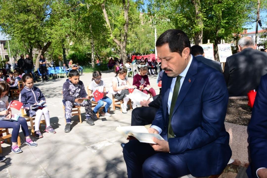 Ardahan Okuyor Projesi kapsamında Şehir Parkında kitap okuma etkinliği d&uuml;zenlendi
