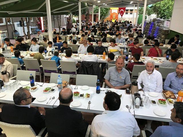 Çocuklar iftar yemeğinde buluştu