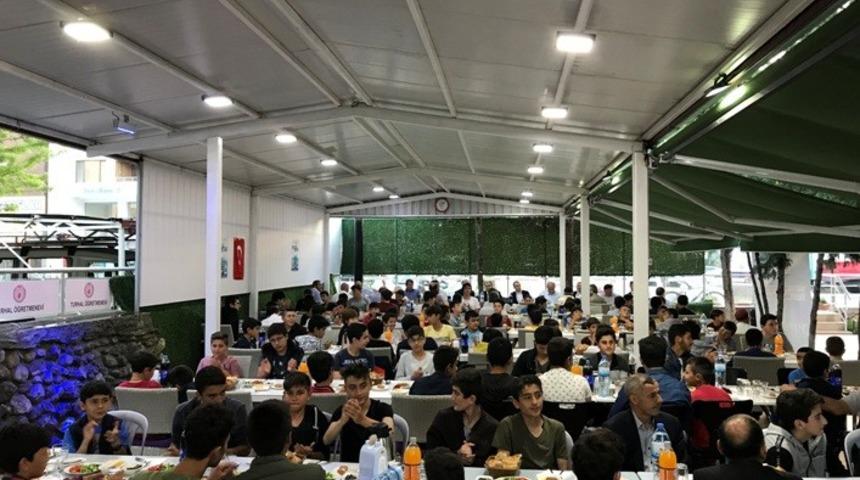 &Ccedil;ocuklar iftar yemeğinde buluştu