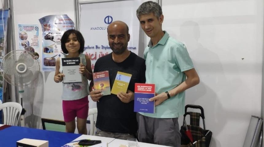 Simit&ccedil;ilikten do&ccedil;entliğe uzanan Akdağ kitaplarını imzaladı