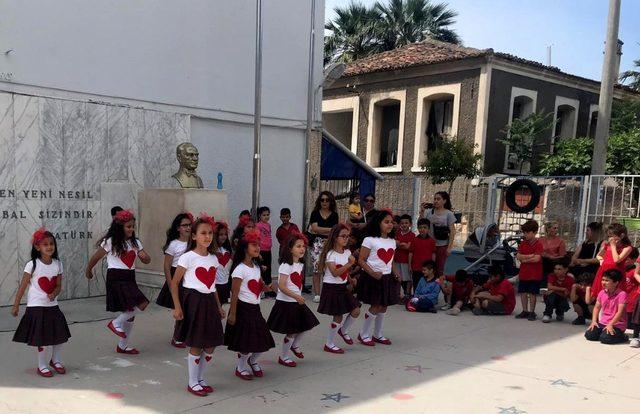 Çeşmeli öğrenciler, atıklardan yapılan giysileriyle defile yaptı