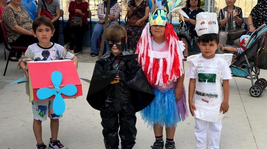 Çeşmeli öğrenciler, atıklardan yapılan giysileriyle defile yaptı
