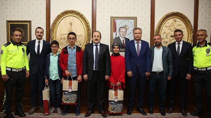 Vali Ali Hamza Pehlivan “Bu Kemer Sana Çok Yakışır” yarışmasında derece elde eden öğrencilerle bir araya geldi