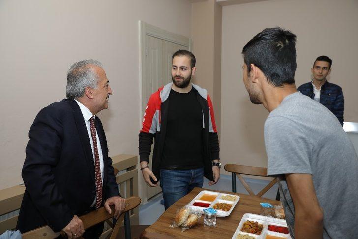 Rektör Prof. Dr. Çomaklı öğrencilerle iftar yemeğinde bir araya geldi G2