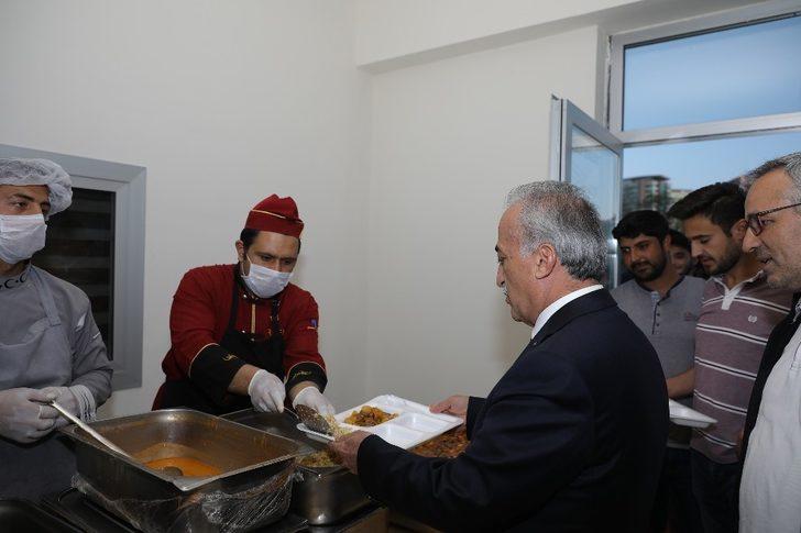 Rektör Prof. Dr. Çomaklı öğrencilerle iftar yemeğinde bir araya geldi G3