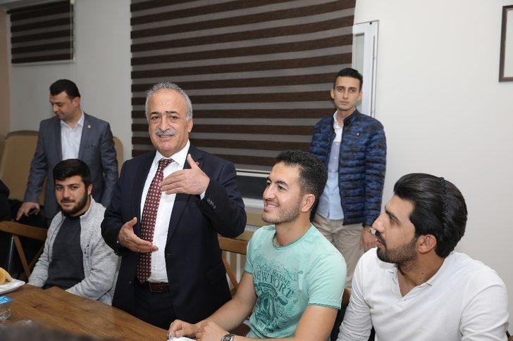 Rektör Prof. Dr. Çomaklı öğrencilerle iftar yemeğinde bir araya geldi G5