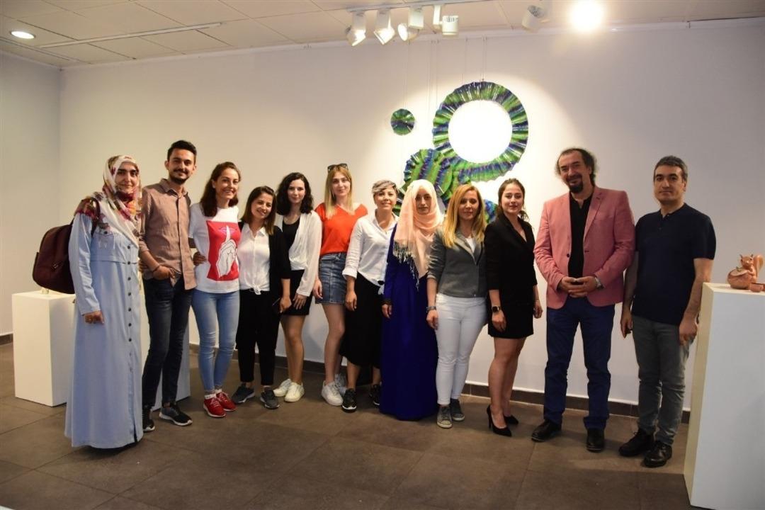 İlk mezunlar başarılarını sergiyle ta&ccedil;landırdı