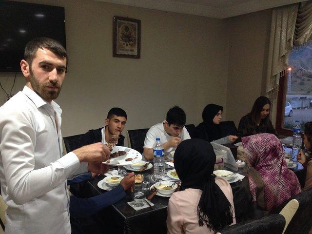 Öğrencilere cağ kebabıyla iftar yemeği veriyor