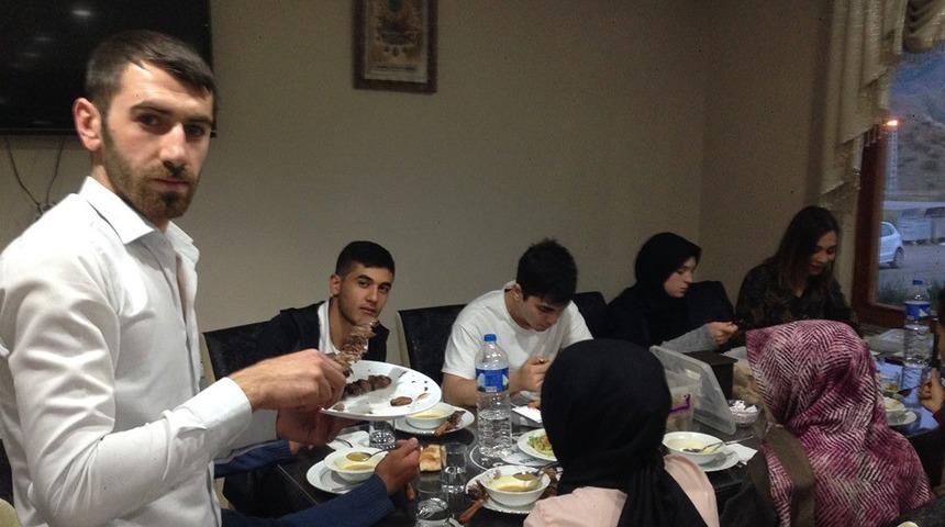 &Ouml;ğrencilere cağ kebabıyla iftar yemeği veriyor