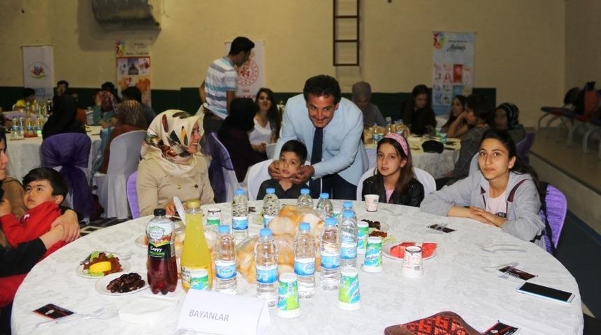 Gen&ccedil;ler geleneksel iftar yemeğinde buluştu