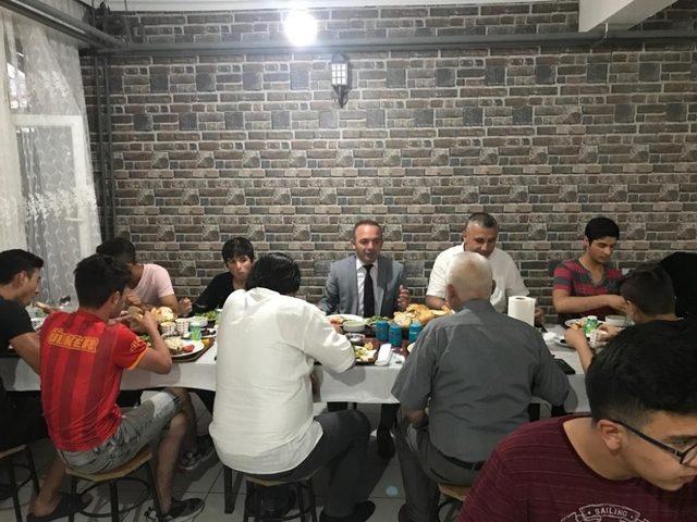 Kaymakam Öner, iftarda öğrencilerle bir araya geldi