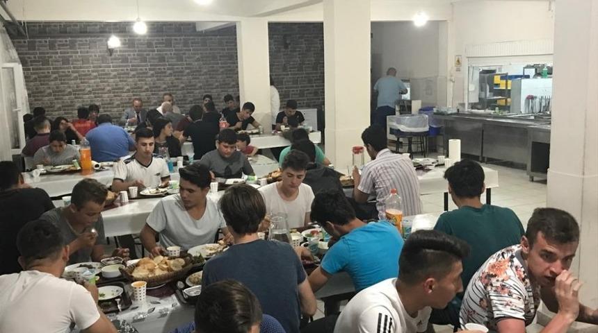 Kaymakam &Ouml;ner, iftarda &ouml;ğrencilerle bir araya geldi