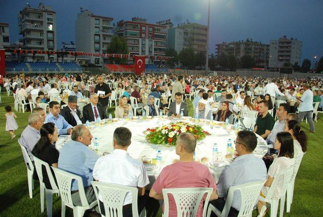 Silifke’de 7 bin kişi stattaki iftar sofrasında buluştu