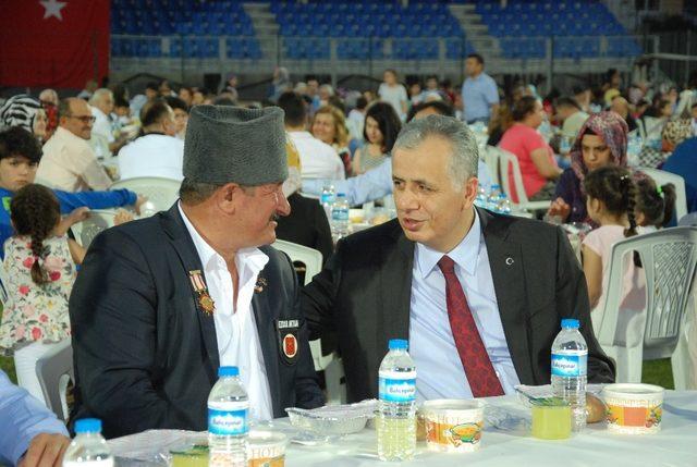 Silifke’de 7 bin kişi stattaki iftar sofrasında buluştu