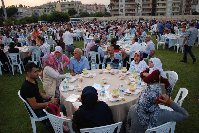 Silifke’de 7 bin kişi stattaki iftar sofrasında buluştu