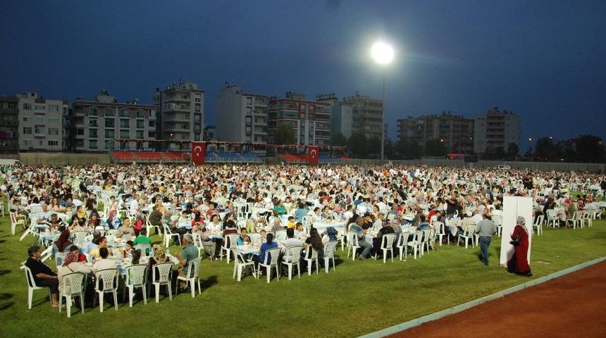 Silifke&rsquo;de 7 bin kişi stattaki iftar sofrasında buluştu
