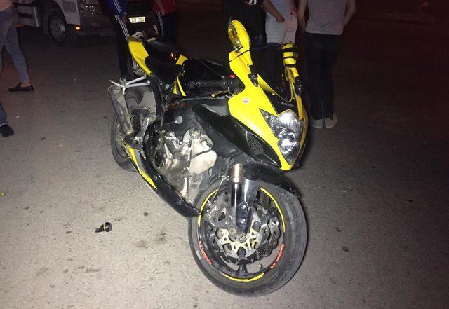 'Dur' ihtarına uymayan motosikletli, polis aracına çarptı