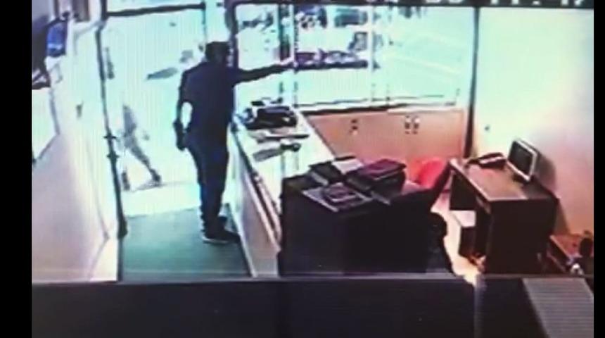 İş yeri sahibi namaz kılarken 30 bin liralık altını çaldı 