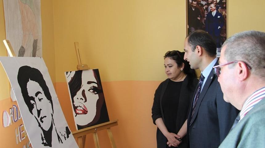 Lise &ouml;ğrencilerinin resim sergisi ilgi g&ouml;rd&uuml;