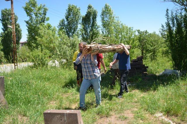 Muş’ta mezarlıklarda bayram öncesi temizlik yapıldı