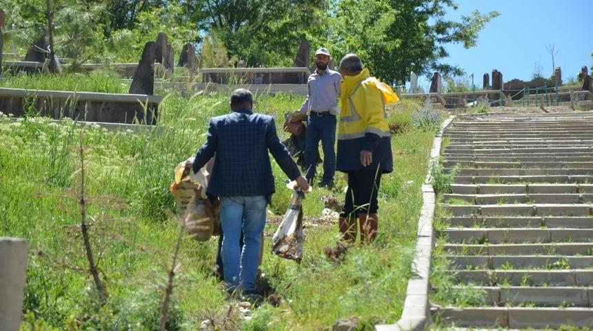 Muş&rsquo;ta mezarlıklarda bayram &ouml;ncesi temizlik yapıldı