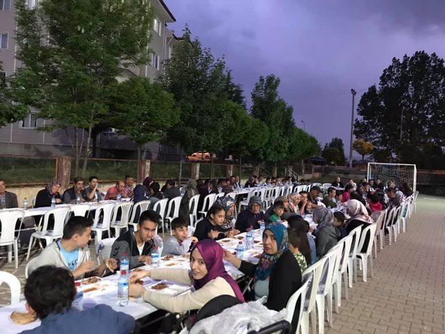 Ortaokul öğrencilerinden iftar yemeği