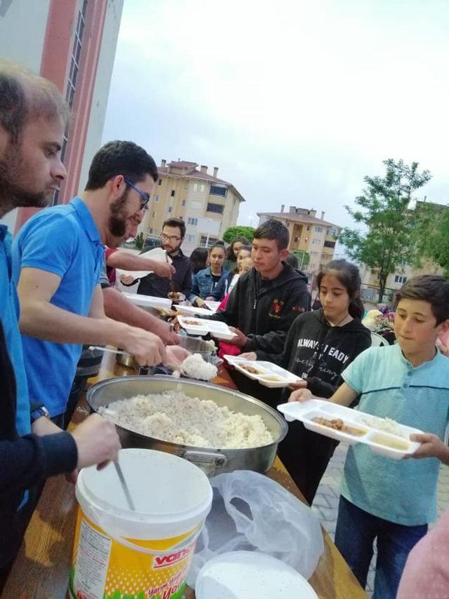 Ortaokul öğrencilerinden iftar yemeği