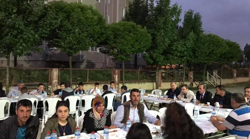 Ortaokul &ouml;ğrencilerinden iftar yemeği