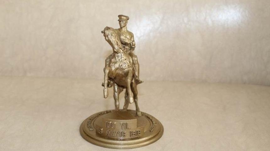 Samsun&rsquo;daki Atat&uuml;rk b&uuml;st&uuml;n&uuml;n 3 boyutlu minyat&uuml;r&uuml;n&uuml; yaptılar