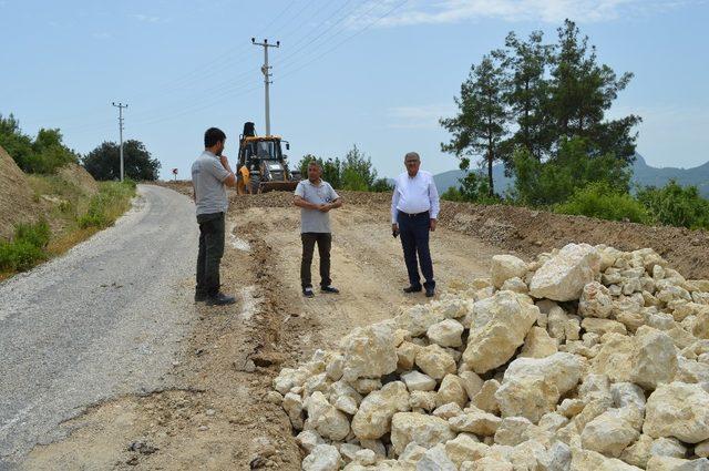 Serik’te bozuk yollar yenileniyor