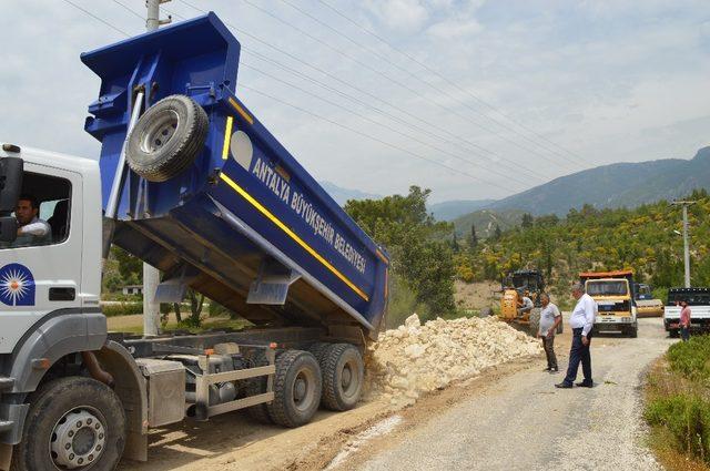 Serik’te bozuk yollar yenileniyor