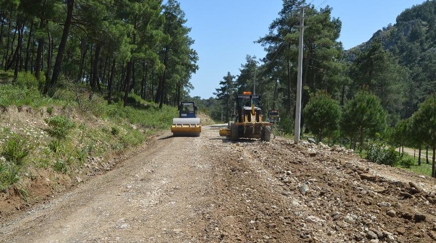 Serik&rsquo;te bozuk yollar yenileniyor