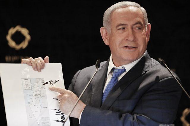 Netanyahu, Golan Tepeleri’ni İsrail toprağı olarak gösteren Trump imzalı haritayı basına gösterdi