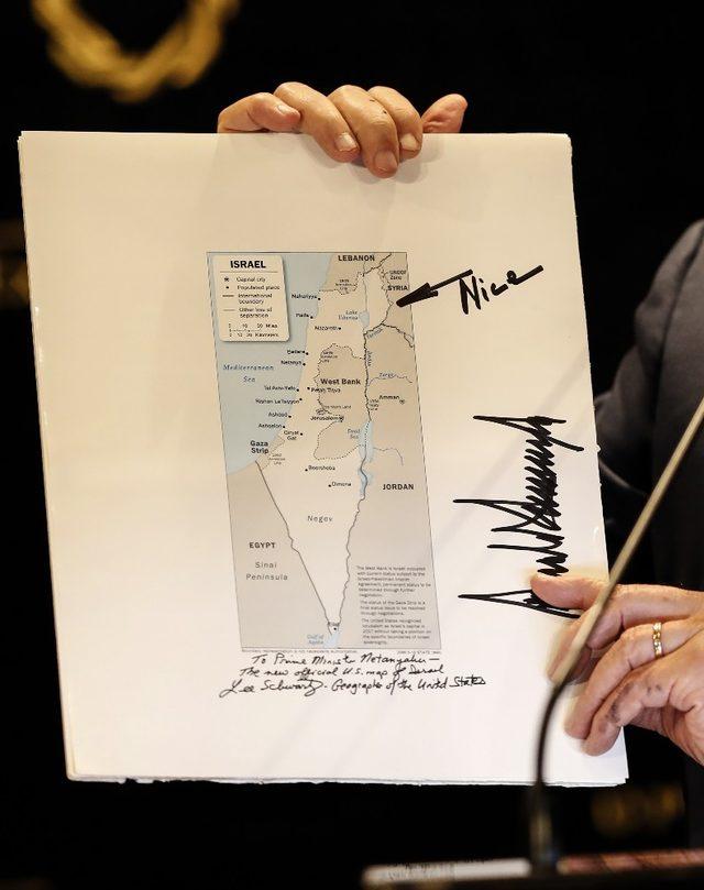 Netanyahu, Golan Tepeleri’ni İsrail toprağı olarak gösteren Trump imzalı haritayı basına gösterdi