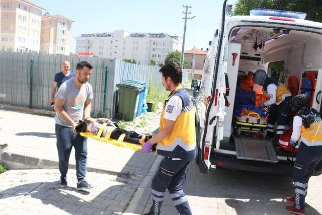 Açık bırakılan pencereden beton zemine düşen çocuk yaralandı