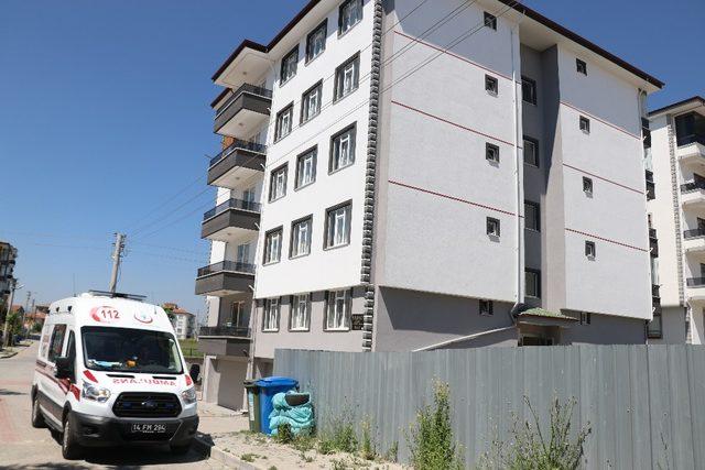 Açık bırakılan pencereden beton zemine düşen çocuk yaralandı