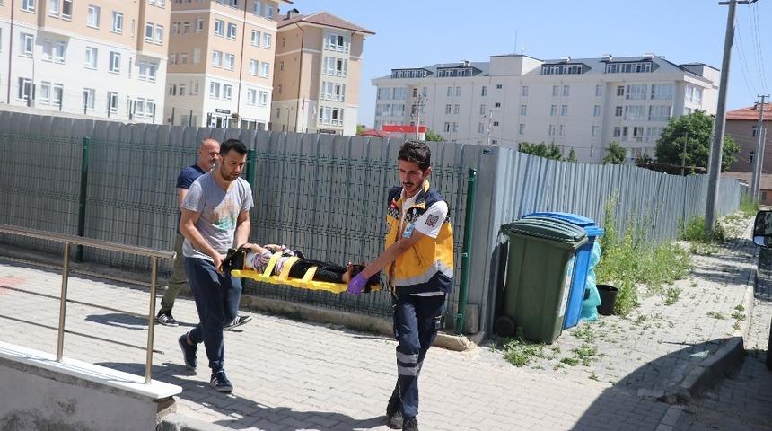 A&ccedil;ık bırakılan pencereden beton zemine d&uuml;şen &ccedil;ocuk yaralandı