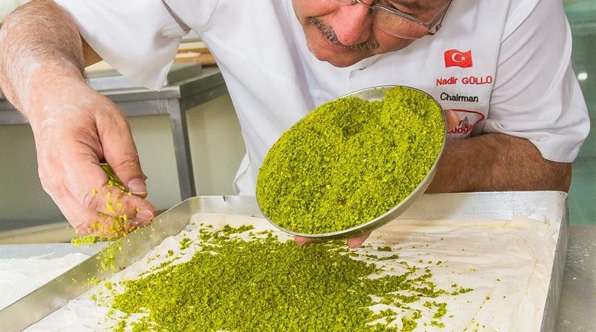 Ünlü baklavacı Nadir Güllü'den bayramda baklava alacaklara uyarı