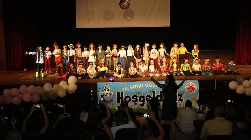 5 yaşındaki miniklerin 80&rsquo;ler korosu