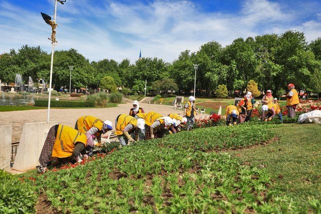 Büyükşehir Denizli’yi çiçeklerle donatıyor