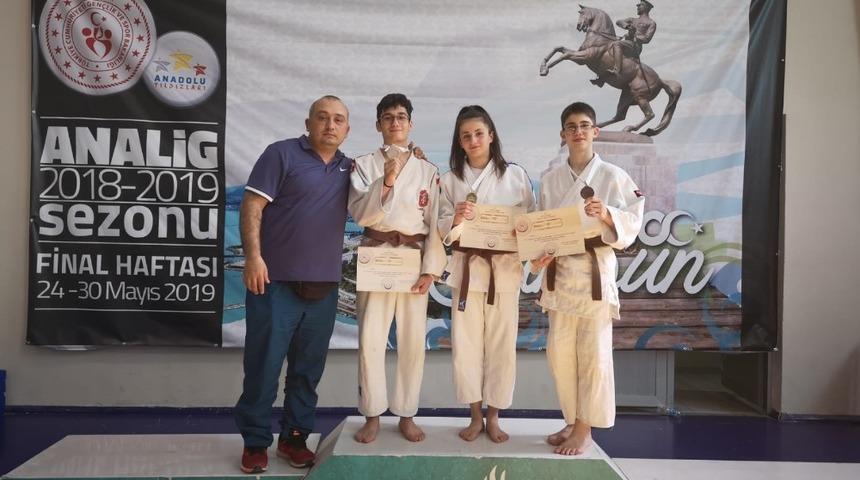 Yunusemreli judocular Samsun&rsquo;dan madalyalarla d&ouml;nd&uuml;