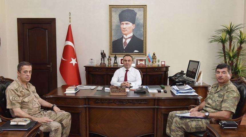 Vali Soyt&uuml;rk komutanlar ile bir araya geldi