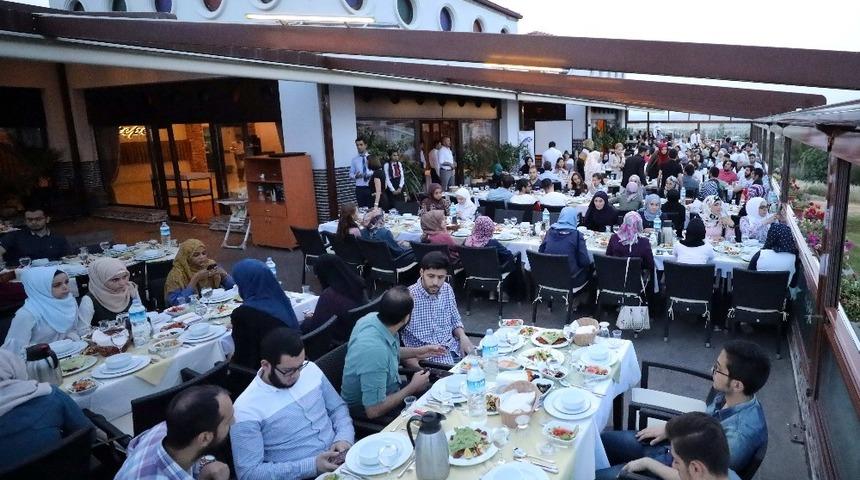GA&Uuml;N&rsquo;de Suriyeli &ouml;ğrenciler i&ccedil;in iftar yemeği verildi