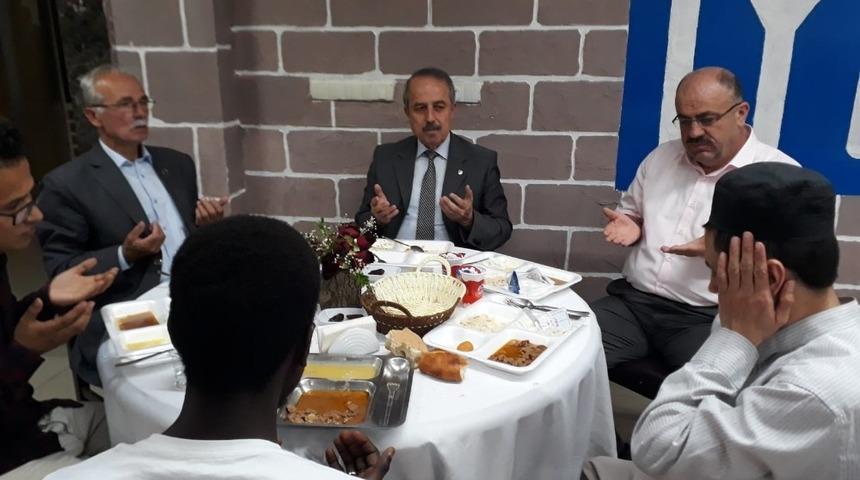 G&ouml;&ccedil;menler iftarda buluştu