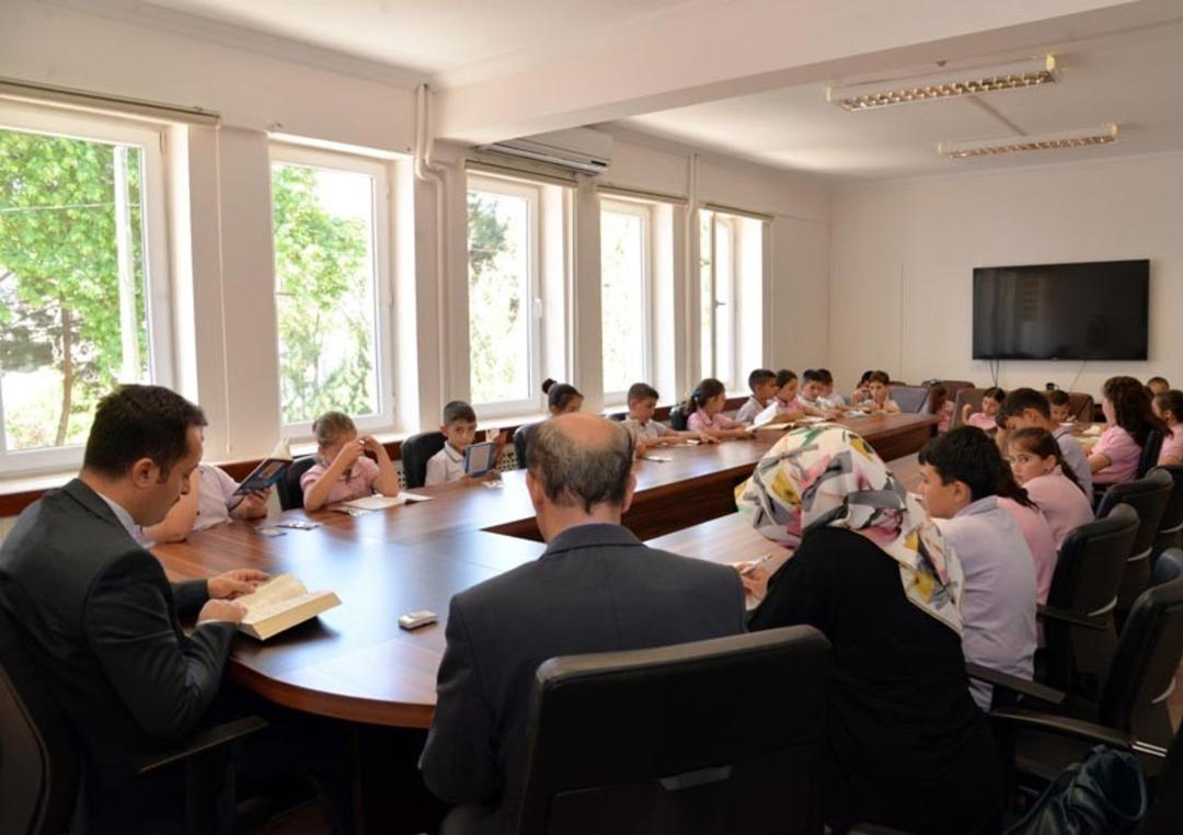 Vali Şent&uuml;rk &ouml;ğrencilerle birlikte kitap okudu