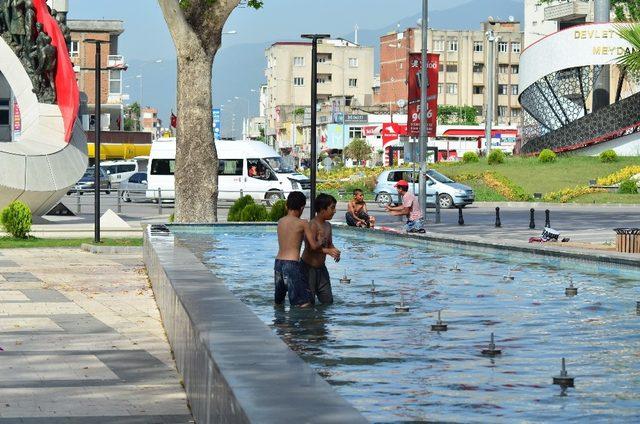 Sıcaktan bunalan çocuklar süs havuzunda serinledi